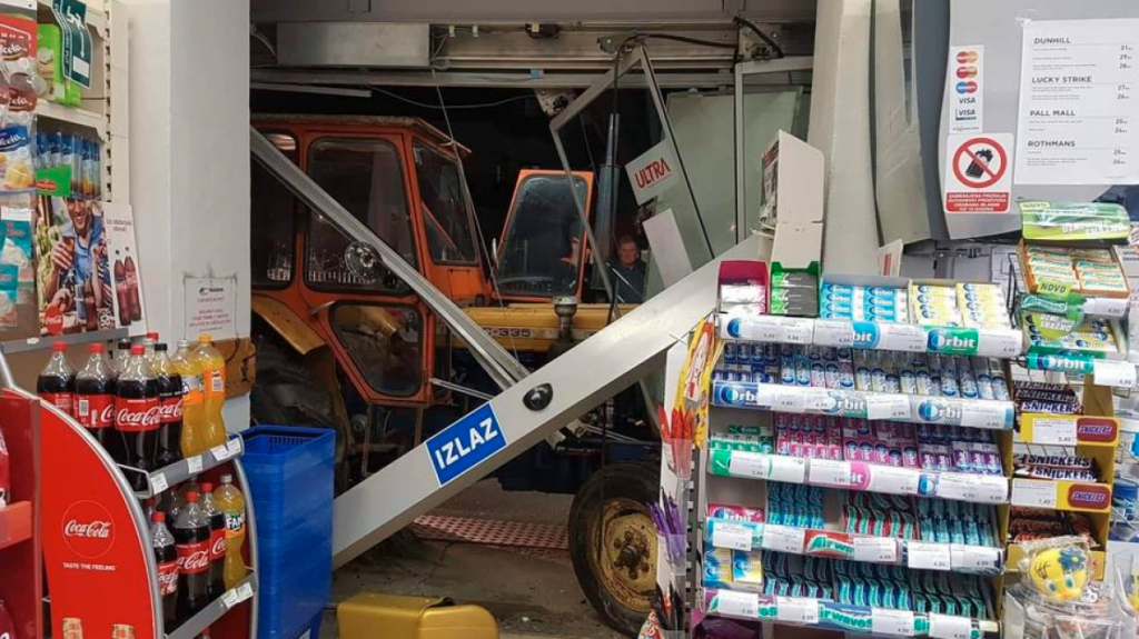 Bizarna nesreća u blizini Zagreba: Traktor probio izlog i završio u trgovini