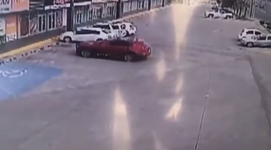 Policajac koji je uhitio El Chapovog sina upucan u autu najmanje 150 puta