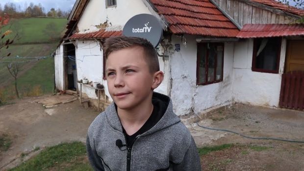 Mali Dejan ima samo jednu želju: Svoju sobu i kupaonicu