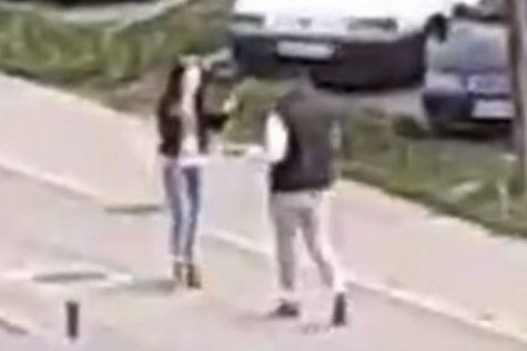 VIDEO/ Muškarac iz sve snage ošamario djevojku na ulici