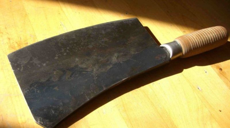 Satarom pokušao ubiti svog 82-godišnjeg oca