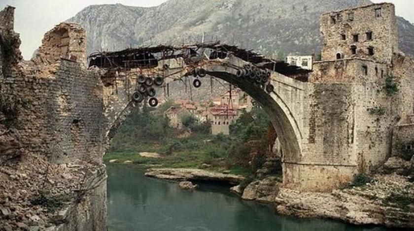 Na današnji dan srušen Stari most u Mostaru