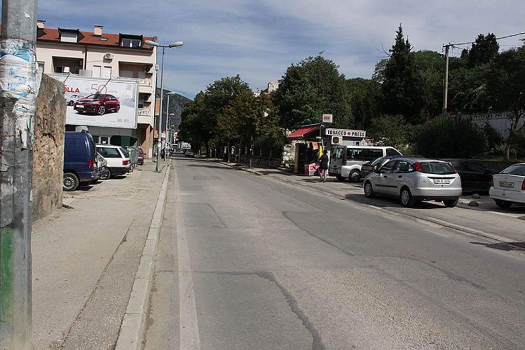 Mostar: Šleper zakačio veću granu stabla, promet bio obustavljen