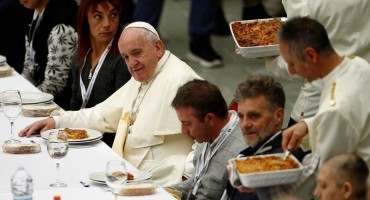 Papa Franjo ugostio 1500 beskućnika i siromašnih na ručku