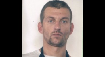 Policija moli građane za pomoć u pronalasku lopova Derviša Trešnjića, objavljena je njegova fotografija