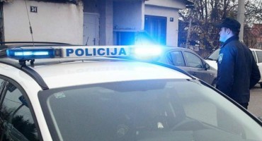 muškarac napao sjekirom