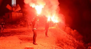 Na Humu iznad Mostara zapaljeno 28 baklji za Vukovar i Herceg Bosnu