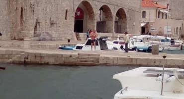 Dubrovnik, kupanje u Jadranu, turist