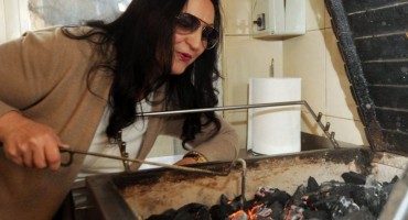 U Bugojnu sam proizvodila municiju, u Bosnu uvozila donji veš, a danas pečem ćevape za Ćiru i Tarika