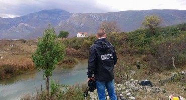 Inspektori izašli na teren nakon pomora ribe u Neretvi kod Mostara