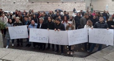 Desetine građana okupilo se ispred Parlamenta zbog štićenika Zavoda Pazarić
