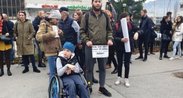 Prosvjedi građana ispred zgrade Vlade FBiH: 'Nisu nam očevi ginuli za državu da biste nam vi vezali djecu'