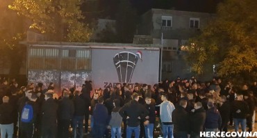 (FOTO VIDEO) Mostar: Ultrasi odali počast Vukovaru
