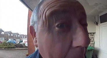 Snimka postala hit: 'Skeniraj oči da možeš ući'