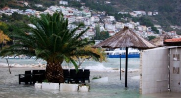 VIDEO/ Jugo u Dalmaciji puše i više od 140km/h, ruše se stabla i stupovi