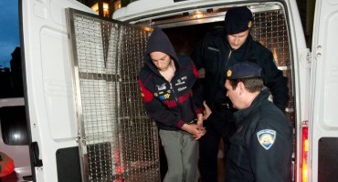 Majci odrubio glavu, nepokretnu baku rezao do smrti, njegov otac tvrdi: 'Upozoravao sam na sina!'