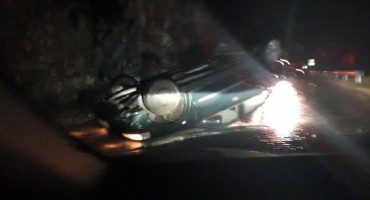 FOTO/ Nezgoda na Kobilovači: Vozilo prevrnuto na krov