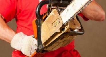 Motornom pilom isjekao stolove i stolice u kafiću