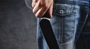 BRUTALAN NAPAD U STOCU Nožem na suprugu koja se spasila bijegom u trgovinu