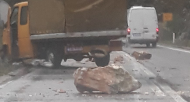 Kamen se odronio i pao na kamion kod Mostara, vozač ozlijeđen