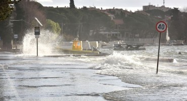 Zbog olujnog juga na srednjem Jadranu sve katamaranske linije u prekidu