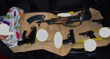 Hvalili se automatskim oružjem po internetu pa uhićeni