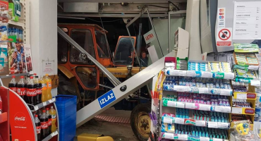 Bizarna nesreća u blizini Zagreba: Traktor probio izlog i završio u trgovini