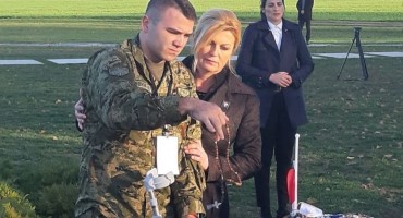 Predsjednica Hrvatske pridržavala stradalog vojnika dok je palio svijeću za žrtve Vukovara