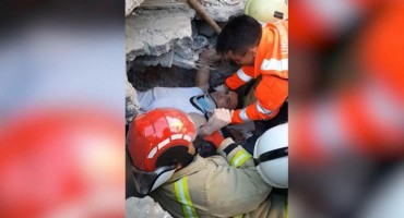 Muškarc živ izvučen ispod ruševina u Draču dva dana nakon potresa