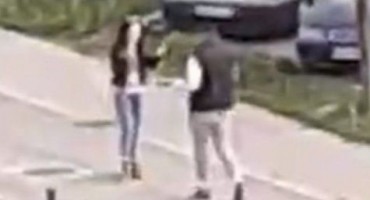 VIDEO/ Muškarac iz sve snage ošamario djevojku na ulici
