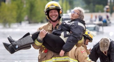 Ova fotografija postala je hit zbog rečenice koju je ova baka rekla vatrogascu tijekom spašavanja