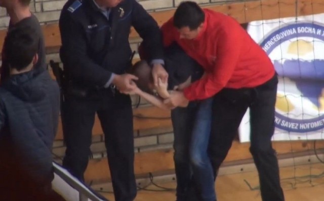 Nekoliko privedenih gostujućih navijača na utakmici HKK Zrinjski-KK Promo