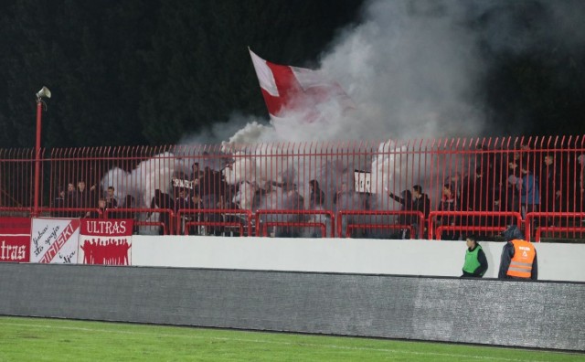 (FOTO VIDEO) Sjajna dimljada Ultrasa na utakmici protiv Tuzla City