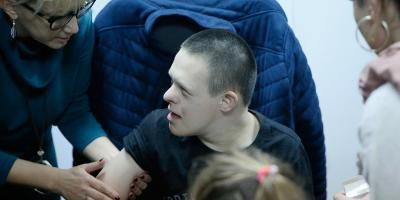 Mostar: Dječaku Aldinu uručena donacija koja će mu olakšati život