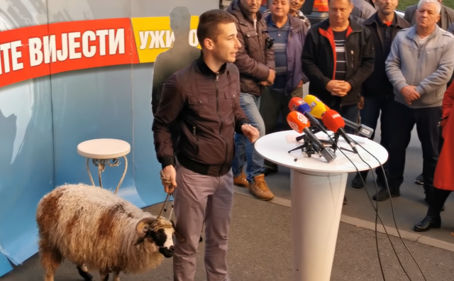 Banjalučki političar doveo janje ispred RTRS-a