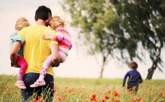 U IME OBITELJI Djeca nisu poklon pa da ih država stavlja pod bor homoseksualnim parovima