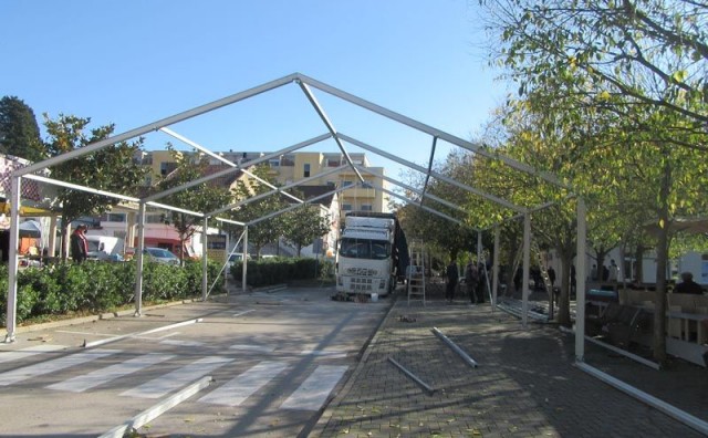 FOTO/ Počeli radovi na postavljanju kućica i klizališta za manifestaciju 'Advent u Ljubuškom'