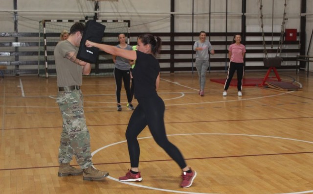 Pripadnici američke vojske u Mostaru na tečaju samoobrane za žene