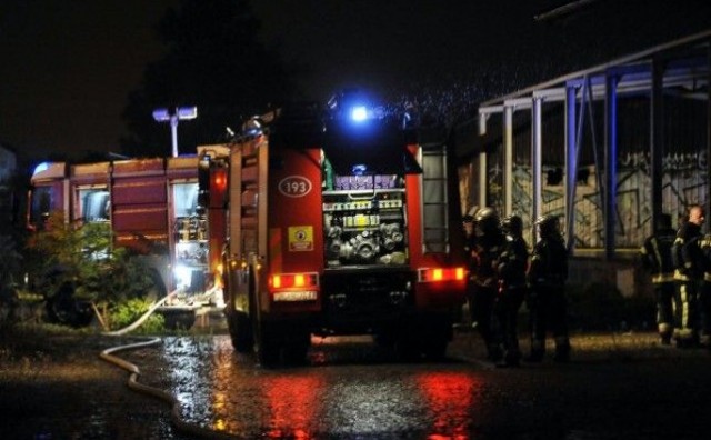 Dramatično jutro u naselju Tibra: Tri auta izgorjela, vatrogasci bili blokirani, jedan čovjek preminuo