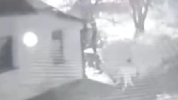 Šokantno: Nadzorna kamera u Bihaću snimila muškarca kako siluje psa