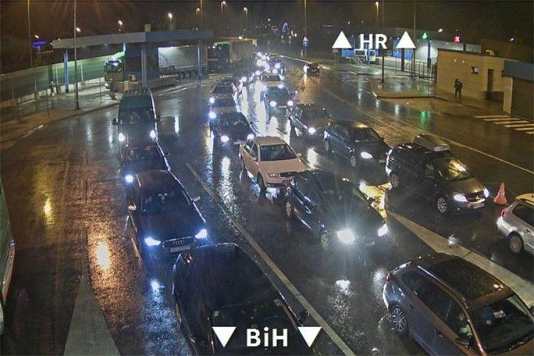 GUŽVA PRED BLAGDANE Duga zadržavanja na ulazu u BiH iz Hrvatske