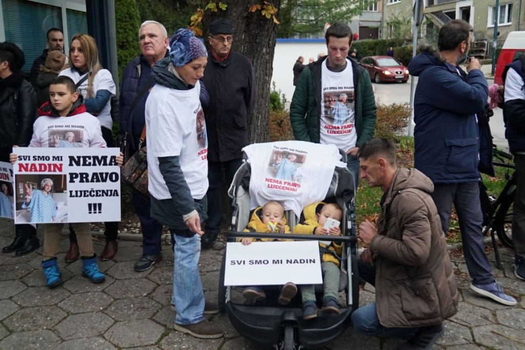Prosvjed ispred KCUS-a zbog odbijanja liječenja djevojčice