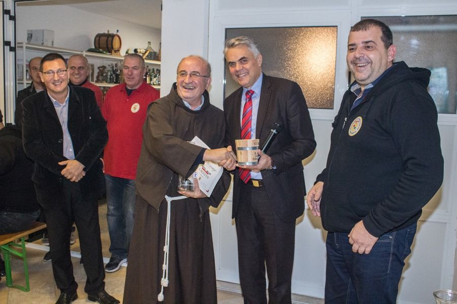 Fratri iz Gruda dobili priznanje za najbolje crno vino