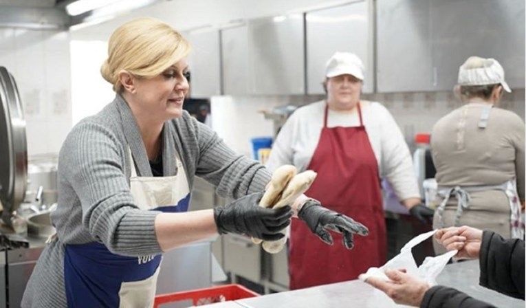 Kolinda dijelila kruh u pučkoj kuhinji pa objavila čestitku za Novu godinu