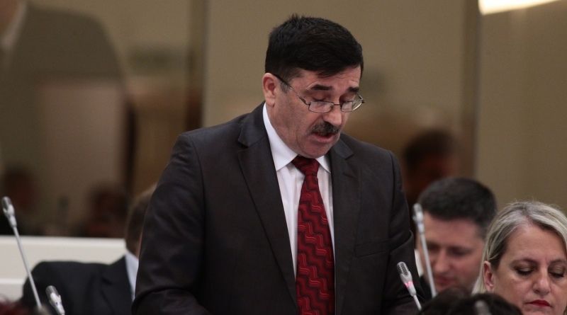 NIKOLA LOVRINOVIĆ Ime tunela je Prvi mart”, a trebao bi se napisati na sva tri jezika