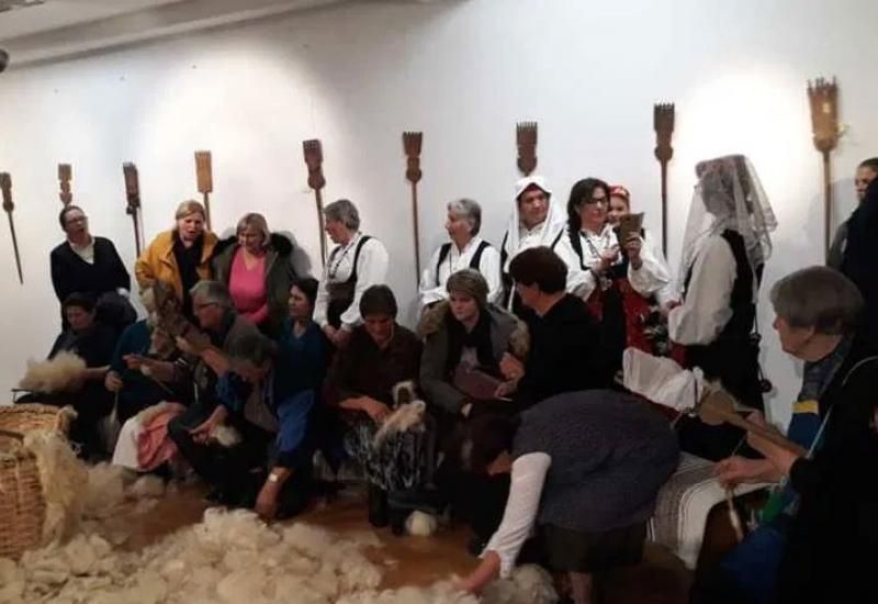 Livnjaci pokazali tradicionalni način obrade vune