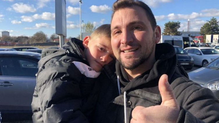 EMOTIVNI VIDEO RASPLAKAO BIH Otac otišao u Njemačku raditi i onda priredio veliko iznenađenje za sina