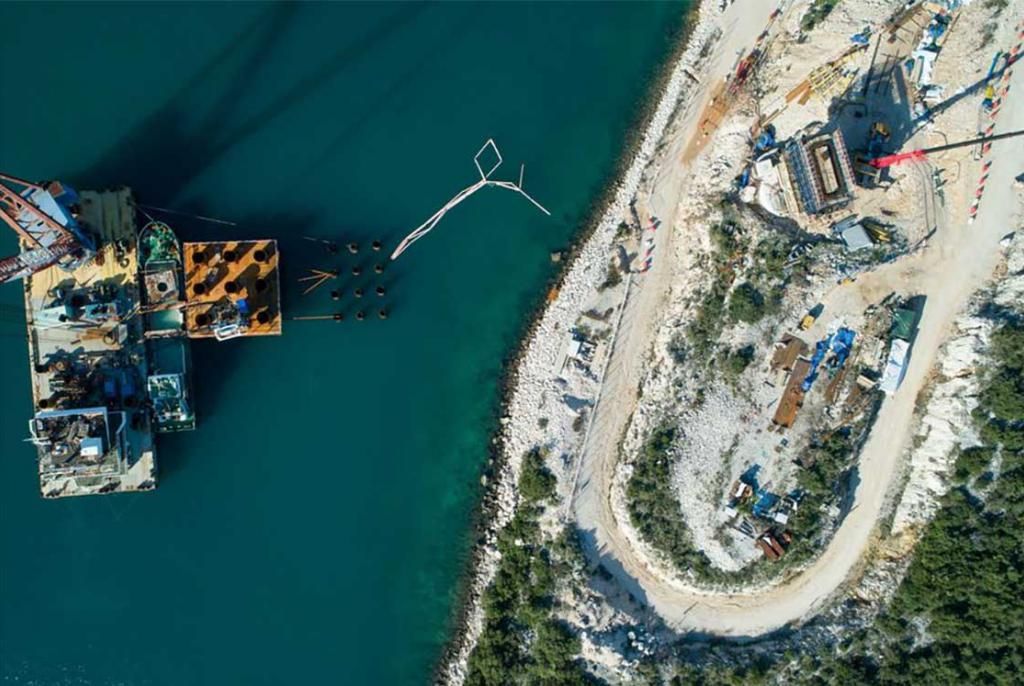Pelješki most diže se iz mora