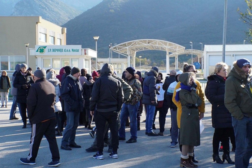 Unatoč niskim temperaturama i jakom vjetru aktivisti proveli noć na odlagalištu Uborak kod Mostara
