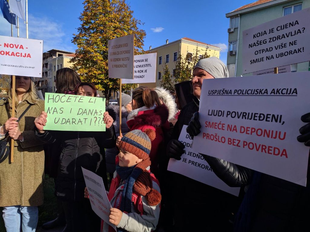PROSVJEDNICI Policija je na Uborku koristila prekomjernu silu